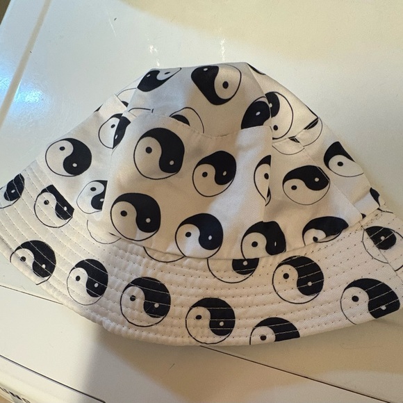 Accessories - Yin Yang Pattern Bucket Hat - Black & White